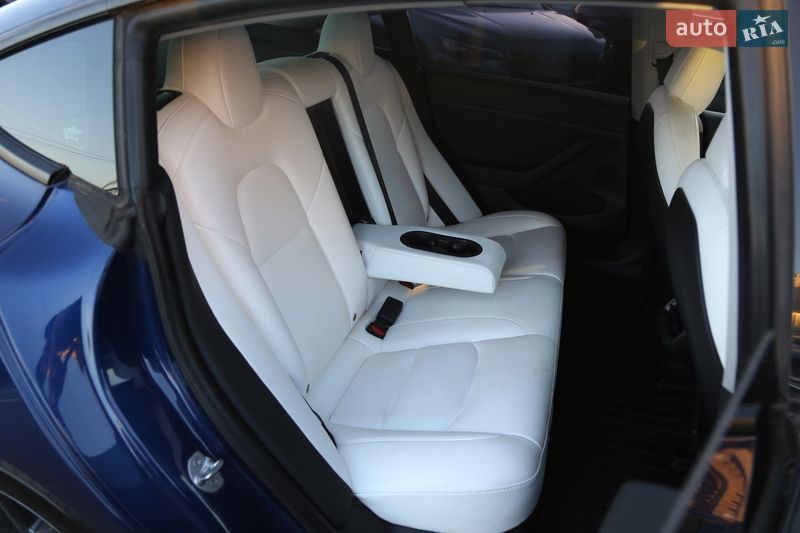 Седан Tesla Model 3 2021 в Києві