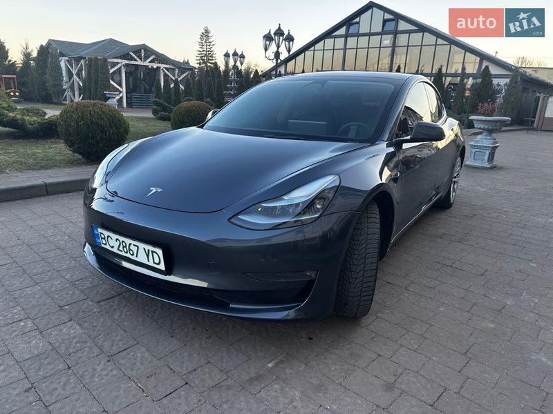 Седан Tesla Model 3 2022 в Стрию