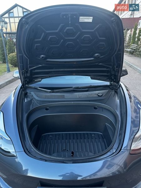 Седан Tesla Model 3 2022 в Стрию