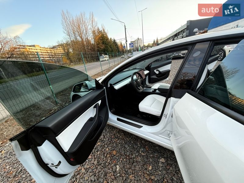 Седан Tesla Model 3 2021 в Трускавце