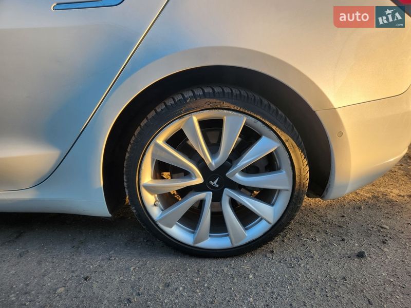 Седан Tesla Model 3 2019 в Львове