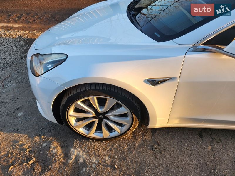 Седан Tesla Model 3 2019 в Львове