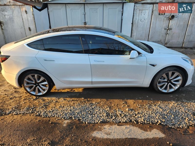 Седан Tesla Model 3 2019 в Львове