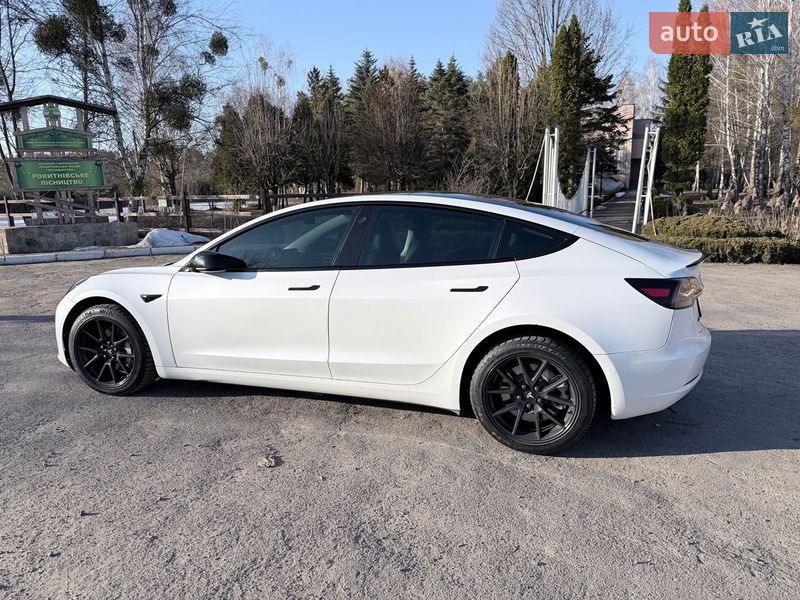 Седан Tesla Model 3 2021 в Рокитном
