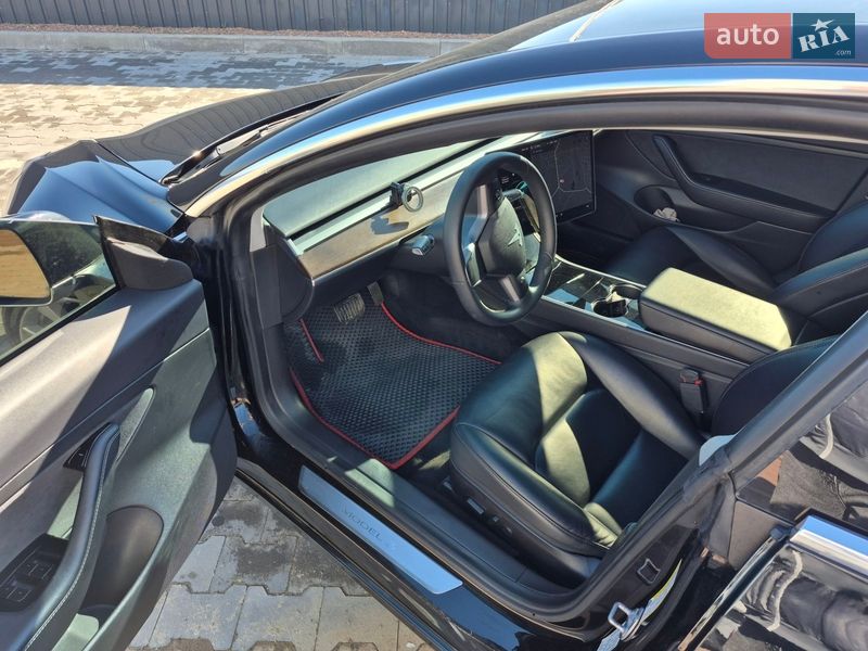 Седан Tesla Model 3 2019 в Бучі