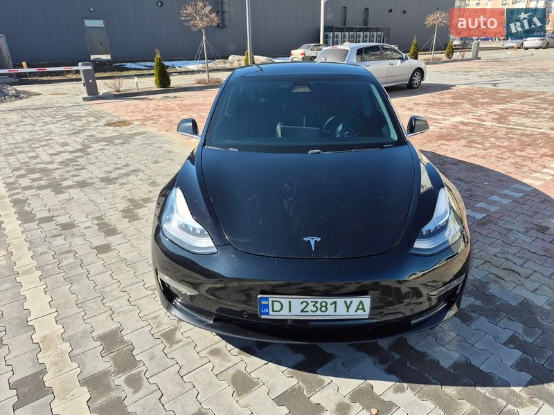 Седан Tesla Model 3 2019 в Бучі