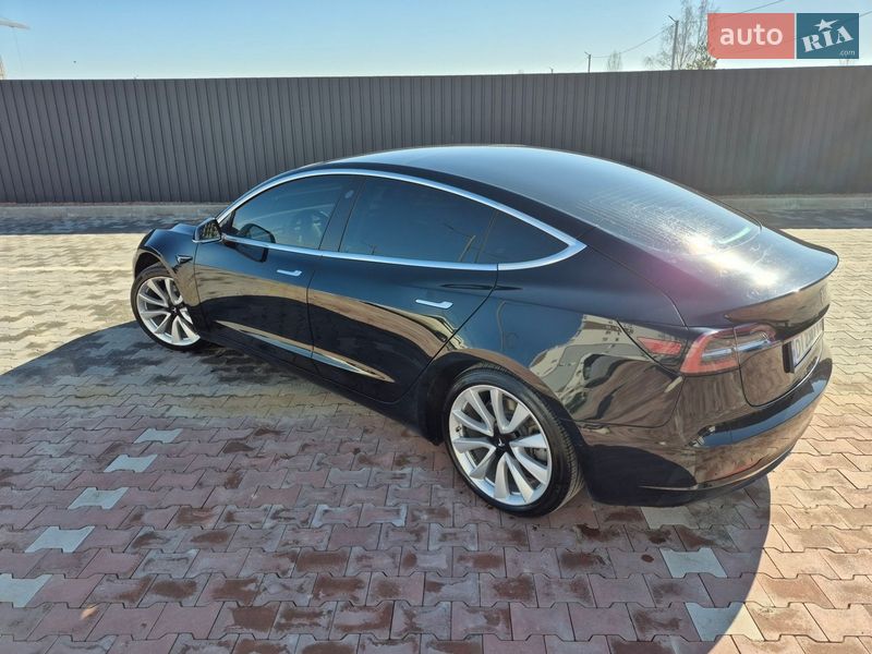 Седан Tesla Model 3 2019 в Бучі