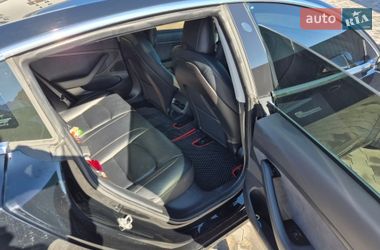 Седан Tesla Model 3 2019 в Бучі