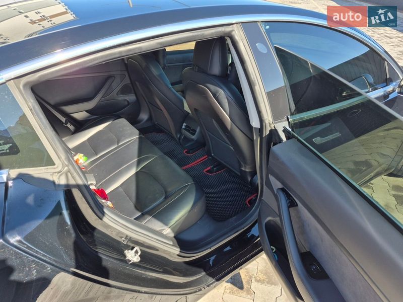 Седан Tesla Model 3 2019 в Бучі