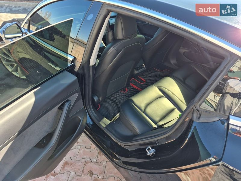 Седан Tesla Model 3 2019 в Бучі