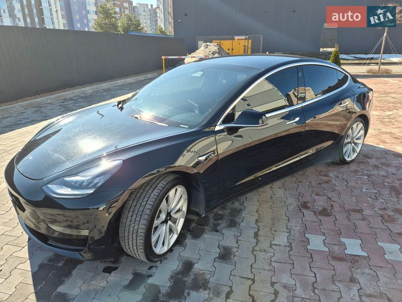 Седан Tesla Model 3 2019 в Бучі