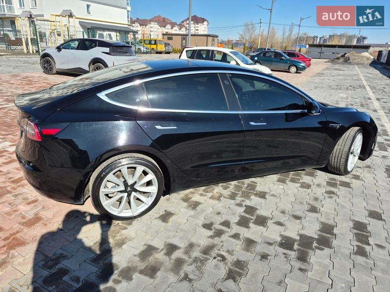 Седан Tesla Model 3 2019 в Бучі