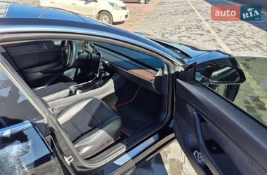 Седан Tesla Model 3 2019 в Бучі