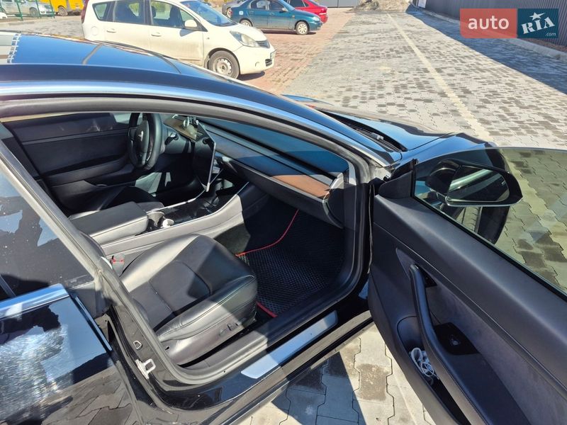 Седан Tesla Model 3 2019 в Бучі