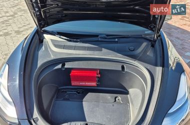 Седан Tesla Model 3 2019 в Бучі