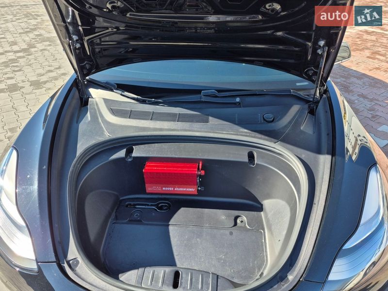 Седан Tesla Model 3 2019 в Бучі