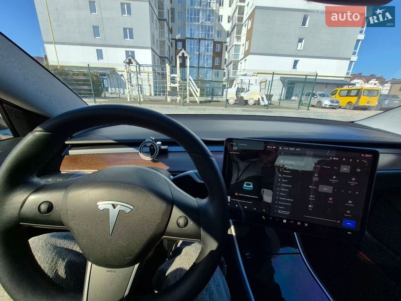 Седан Tesla Model 3 2019 в Бучі