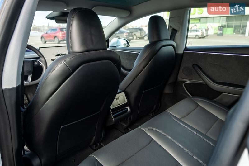 Седан Tesla Model 3 2024 в Ирпене