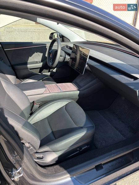 Седан Tesla Model 3 2024 в Ужгороде