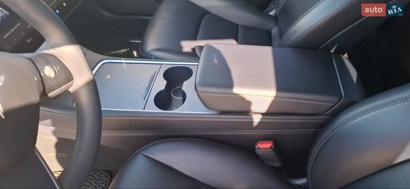 Седан Tesla Model 3 2021 в Киеве