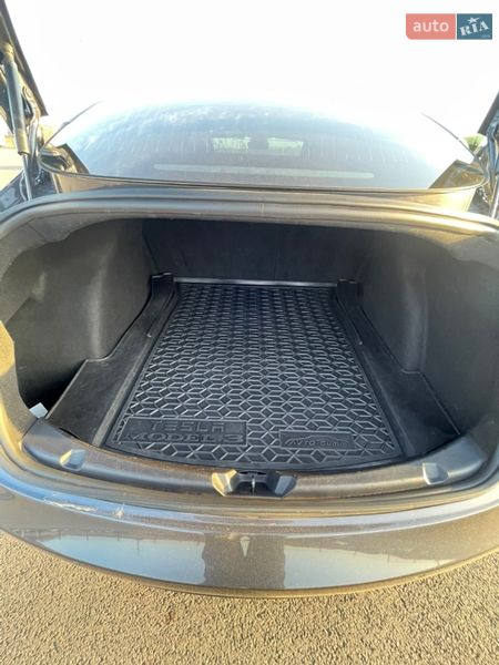 Седан Tesla Model 3 2019 в Ровно