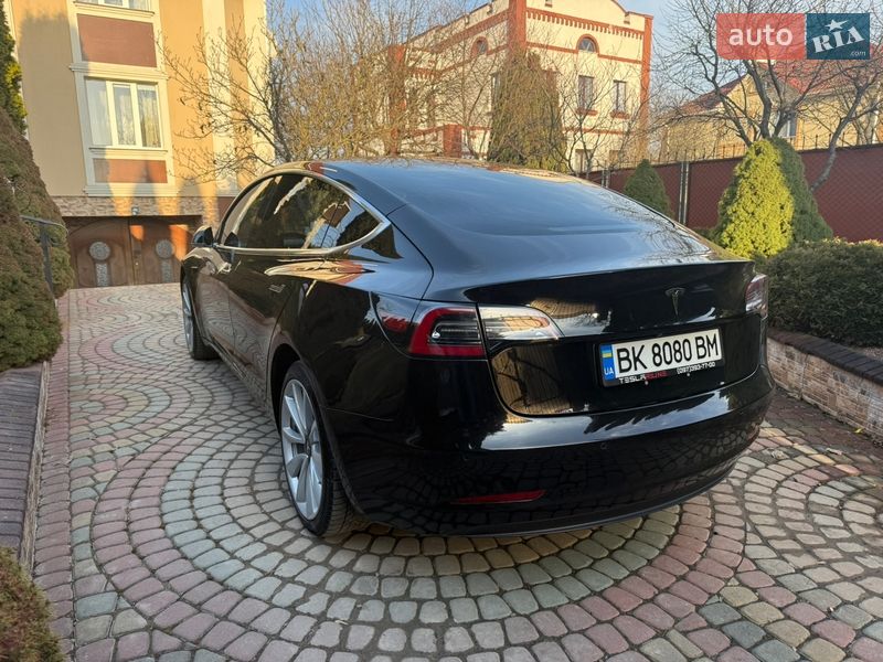 Седан Tesla Model 3 2018 в Ровно