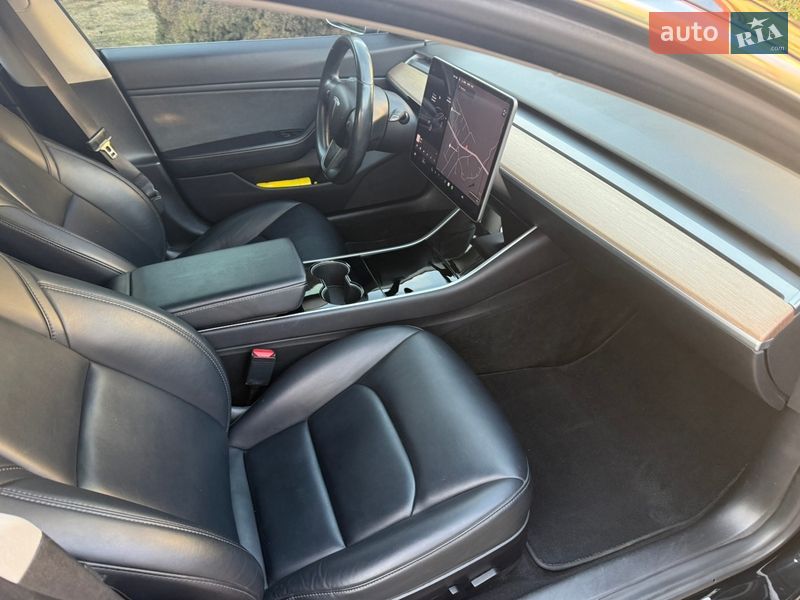 Седан Tesla Model 3 2018 в Ровно