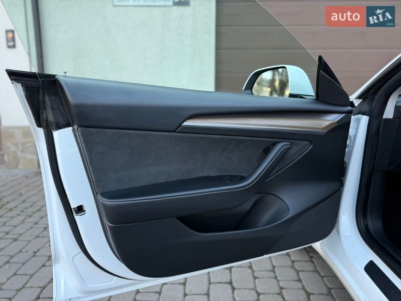 Седан Tesla Model 3 2023 в Киеве