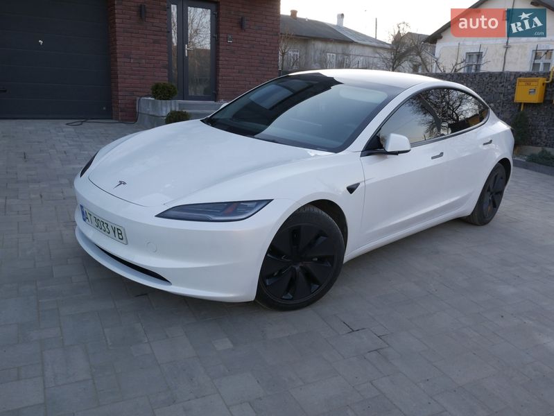 Седан Tesla Model 3 2024 в Снятине