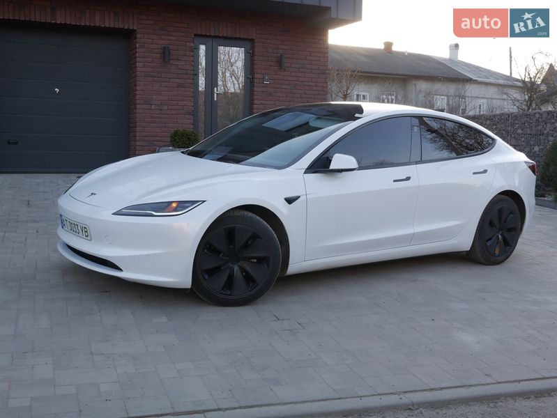 Седан Tesla Model 3 2024 в Снятине