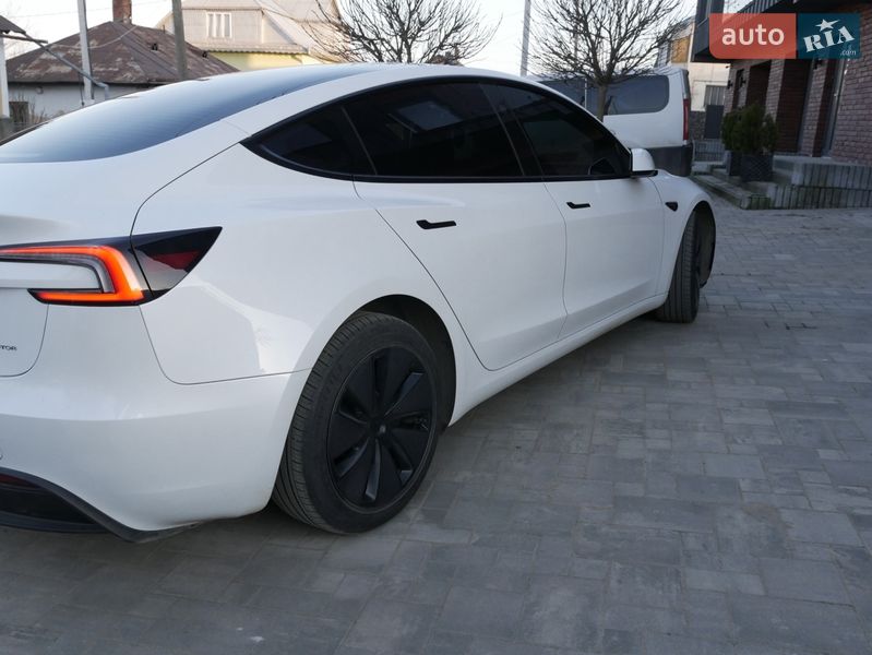 Седан Tesla Model 3 2024 в Снятине