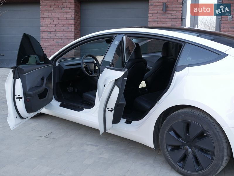 Седан Tesla Model 3 2024 в Снятине