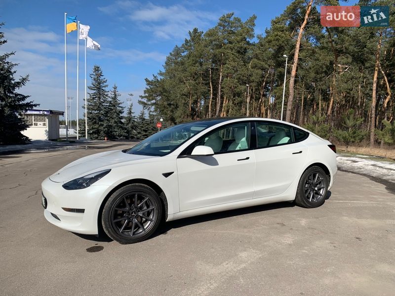 Седан Tesla Model 3 2021 в Киеве