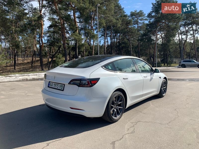 Седан Tesla Model 3 2021 в Киеве