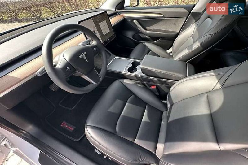 Седан Tesla Model 3 2021 в Львове