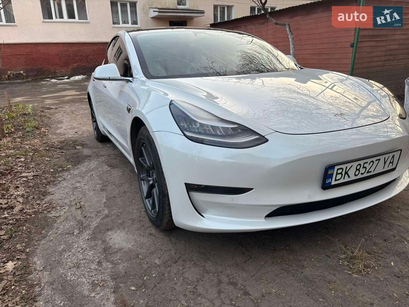 Седан Tesla Model 3 2019 в Остроге