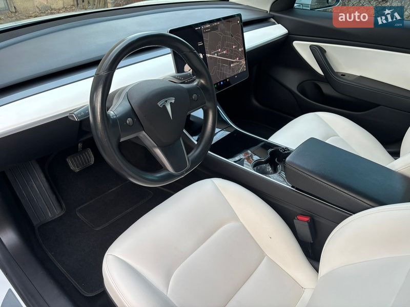 Седан Tesla Model 3 2019 в Остроге