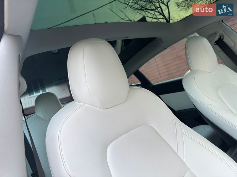 Седан Tesla Model 3 2019 в Остроге