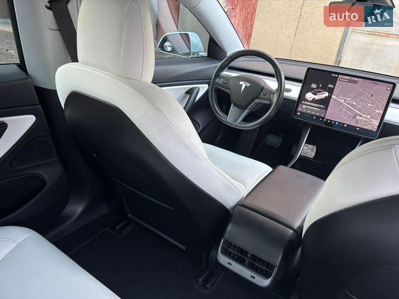 Седан Tesla Model 3 2019 в Остроге