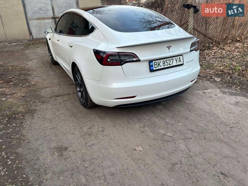 Седан Tesla Model 3 2019 в Остроге