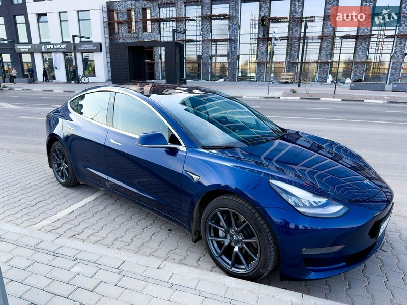 Седан Tesla Model 3 2018 в Ровно