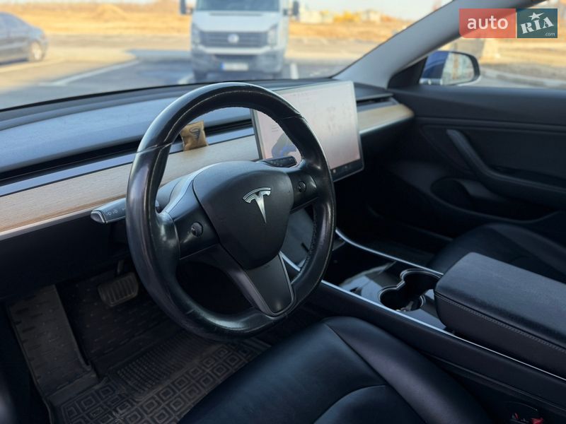 Седан Tesla Model 3 2018 в Ровно