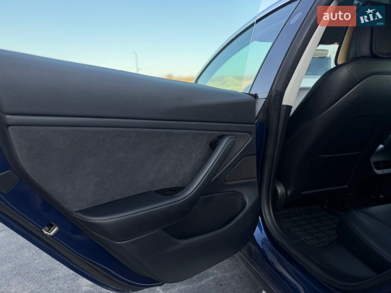 Седан Tesla Model 3 2018 в Ровно