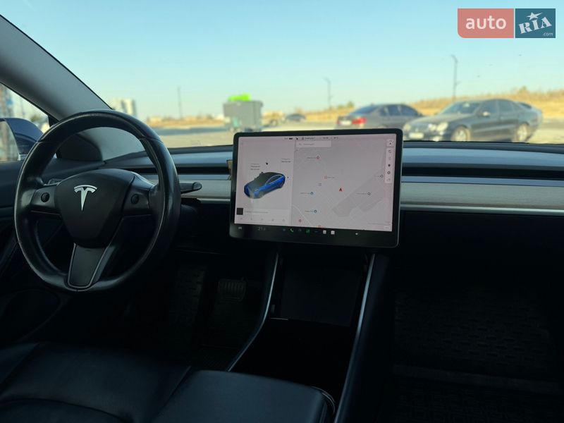 Седан Tesla Model 3 2018 в Ровно