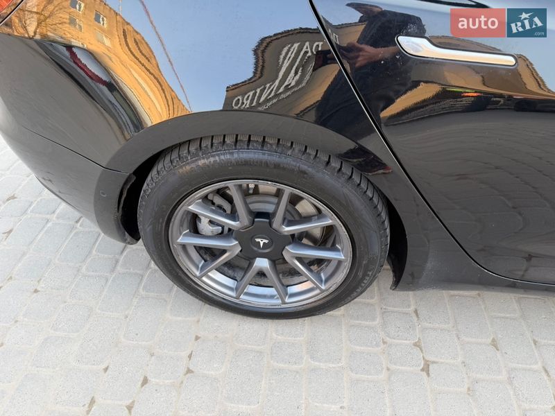 Седан Tesla Model 3 2019 в Львові
