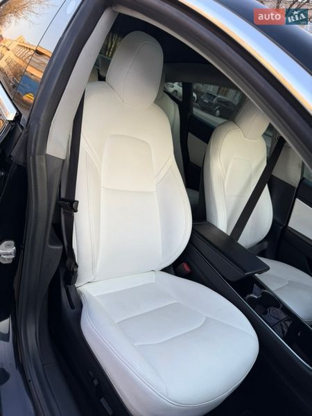 Седан Tesla Model 3 2019 в Львові