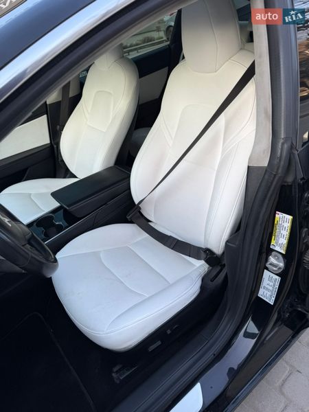 Седан Tesla Model 3 2019 в Львові