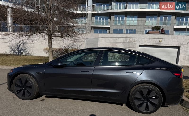 Седан Tesla Model 3 2025 в Киеве