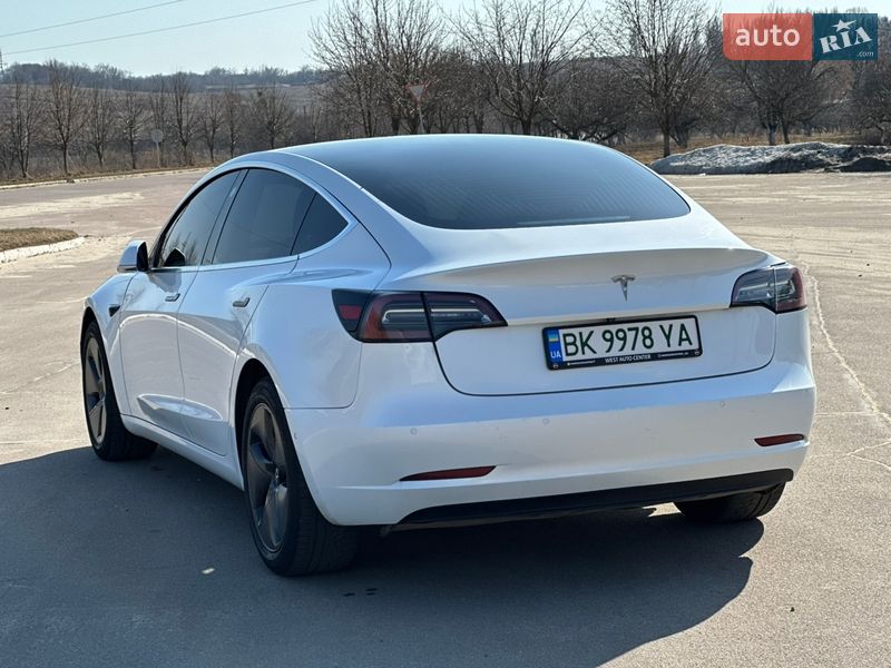 Седан Tesla Model 3 2019 в Ровно