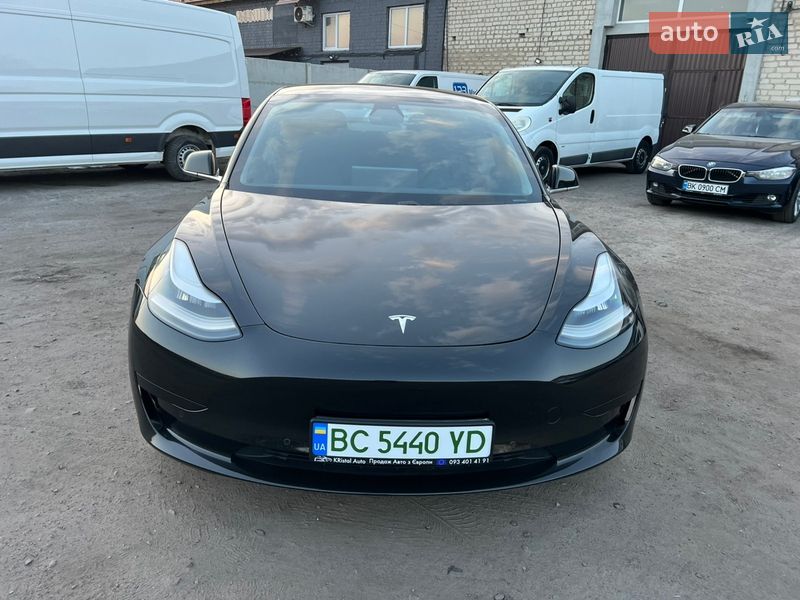 Седан Tesla Model 3 2020 в Радивиліві